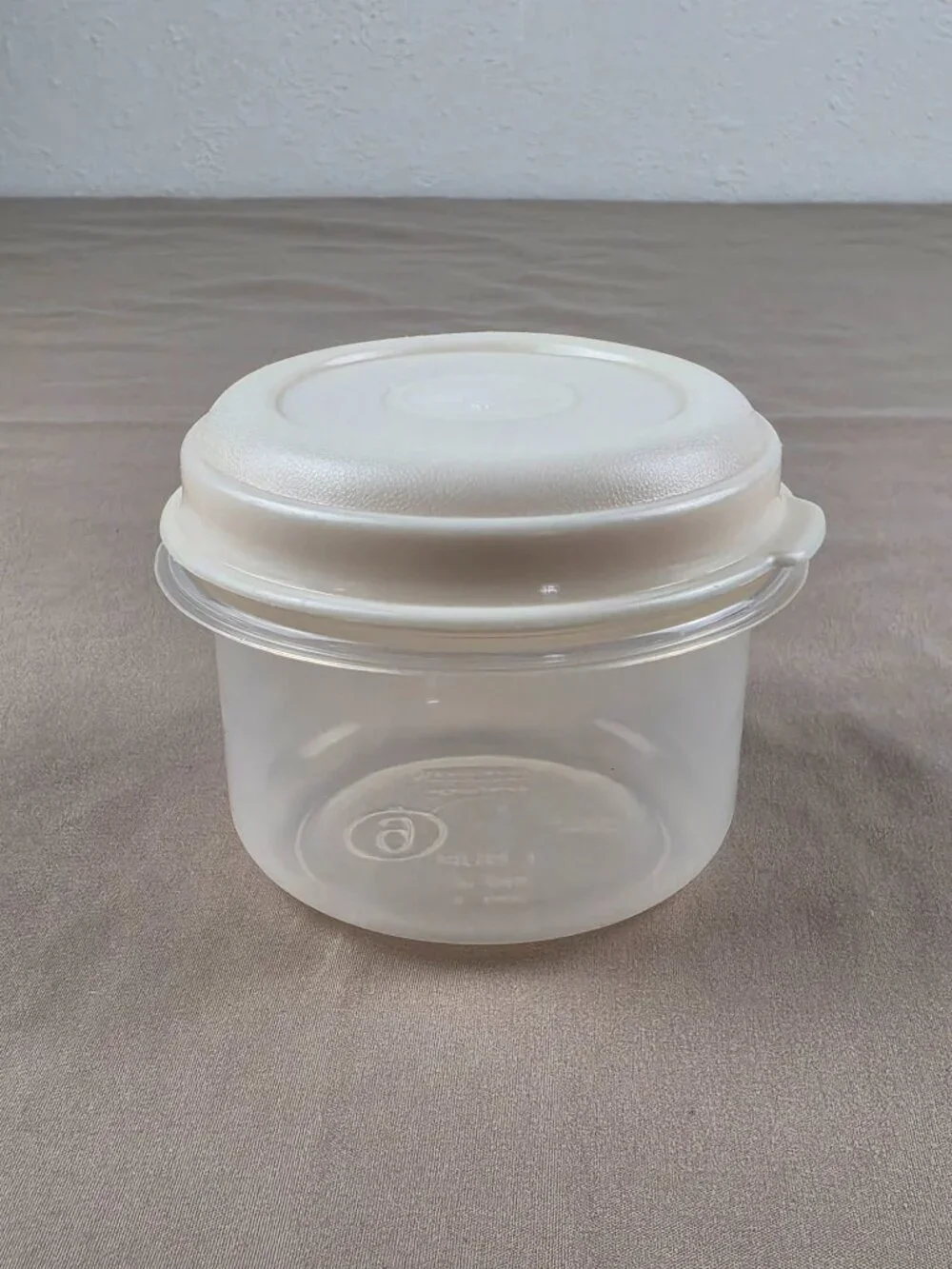 Vintage Rubbermaid 1 Cup #6 Servin Saver Round Food Storage Container With Lid